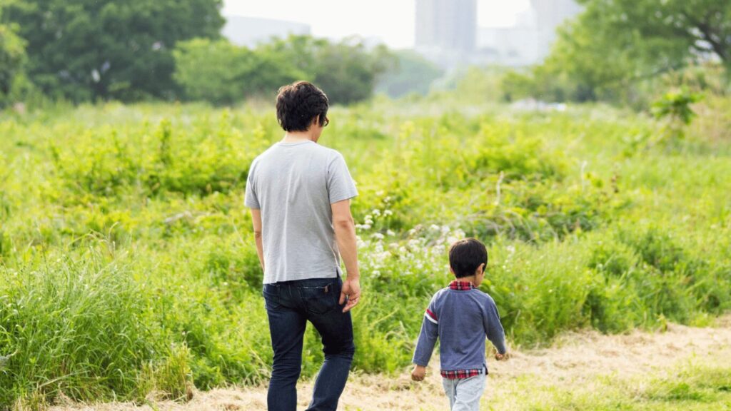 親子の歩幅を感じる画像